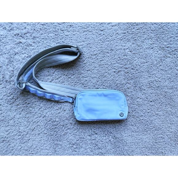 RARE Lululemon Athletica Everywhere Crossbody Bag Pastel Blue Raw Linen - Picture 4 of 6